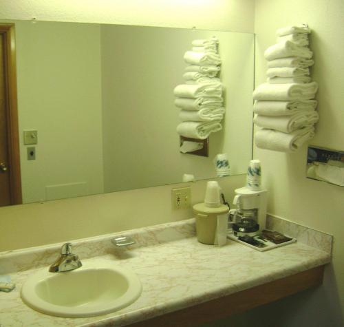 Dollar Inn Hot Springs - image 3