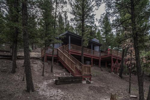 Fort Getaway 3 Bedroom, Hot Tub, Grill, Sleeps 6, TV's, AC, WiFi, Wooded