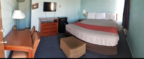 Holiday Host Motel - image 7