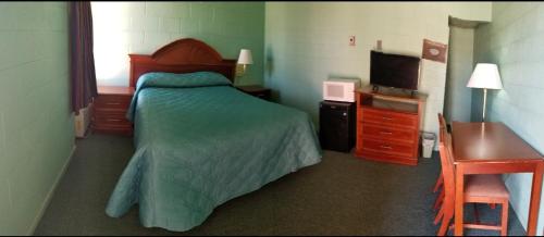 Holiday Host Motel - image 5