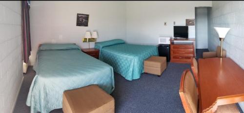 Holiday Host Motel - image 11