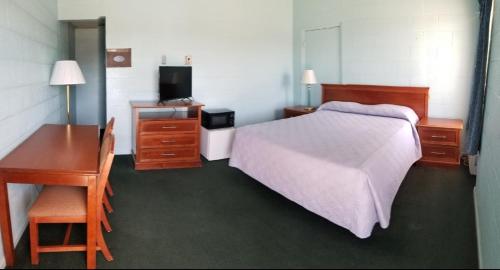 Holiday Host Motel - image 2