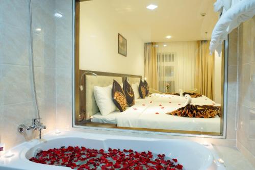 room detail thumbnail 2