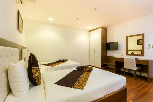 Standard Twin Room image 5