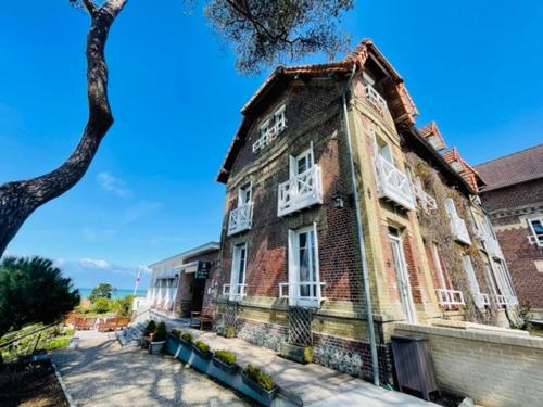 Hotel De La Terrasse in Varenžvila Surmēra