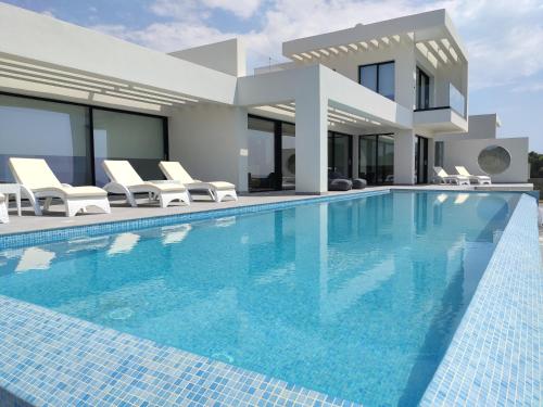 Seafront Villa Nafsika - Private Heated infinity Pool - Direct access to the beach - Play area