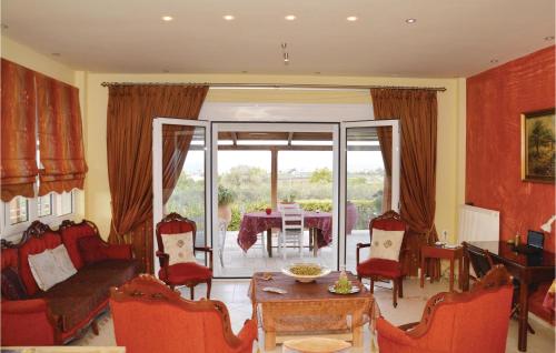  Amazing home in Gazi Heraklion with 4 Bedrooms, WiFi and Private swimming pool in Yiofirákia