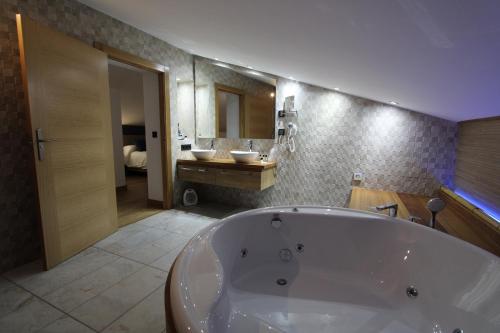 ห้องน้ำ, HOTEL MIRADOR DE ALEDO in อะเลโด