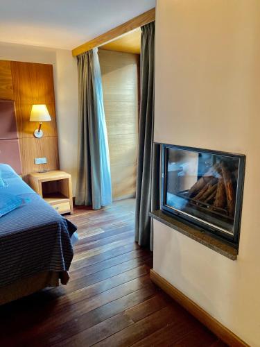 Suite con bañera de hidromasaje - Cama extragrande Hotel Riberies & SPA 16