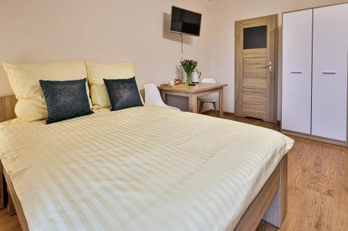 1 queen bed, 1 sofa bed