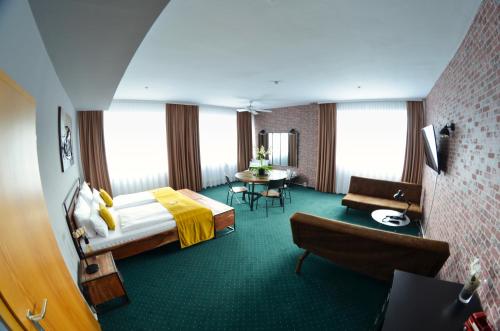 room detail thumbnail 1