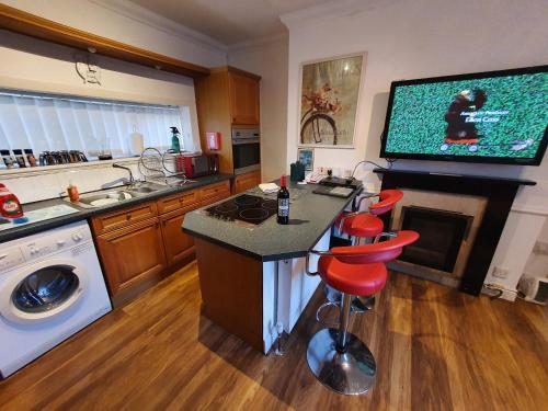 F1 MAISON 108 - Holiday Home - Full Kitchen - Street FREE PARKING, NETFLIX - 68Mbps BT WIFI - DVD's - Welcome Tray - By Corner from Gavin n Stacey Film House