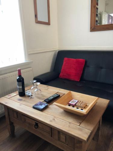 F1 MAISON 108 - Holiday Home - Full Kitchen - Street FREE PARKING, NETFLIX - 68Mbps BT WIFI - DVD's - Welcome Tray - By Corner from Gavin n Stacey Film House