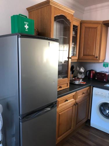 F1 MAISON 108 - Holiday Home - Full Kitchen - Street FREE PARKING, NETFLIX - 68Mbps BT WIFI - DVD's - Welcome Tray - By Corner from Gavin n Stacey Film House