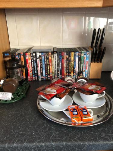 F1 MAISON 108 - Holiday Home - Full Kitchen - Street FREE PARKING, NETFLIX - 68Mbps BT WIFI - DVD's - Welcome Tray - By Corner from Gavin n Stacey Film House