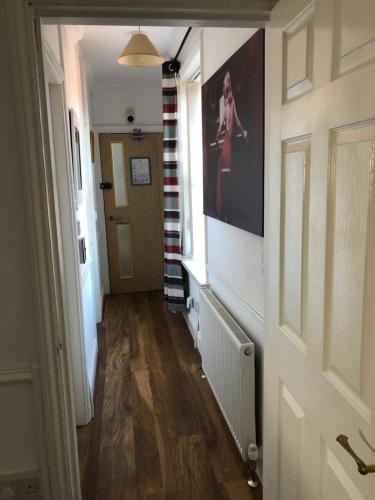 F1 MAISON 108 - Holiday Home - Full Kitchen - Street FREE PARKING, NETFLIX - 68Mbps BT WIFI - DVD's - Welcome Tray - By Corner from Gavin n Stacey Film House