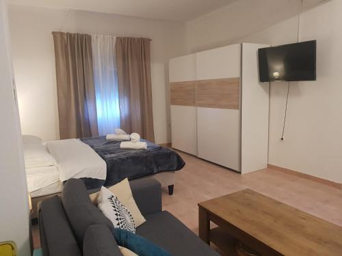 Studio Apartment image 6