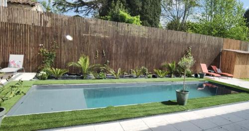 Jolie maison en pierre avec piscine gîte à louer Caruel