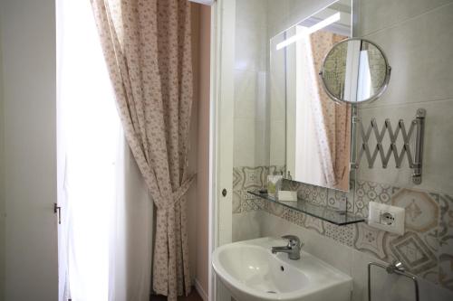 Double or Twin Room with Balcony image 5