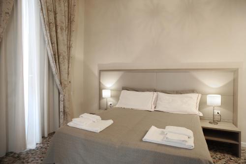 Double or Twin Room with Balcony image 8