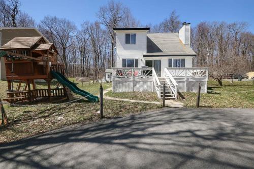 Cozy Poconos Mountain House with 3 bedrooms in Tobyhanna, Vereinigte Staaten von Amerika