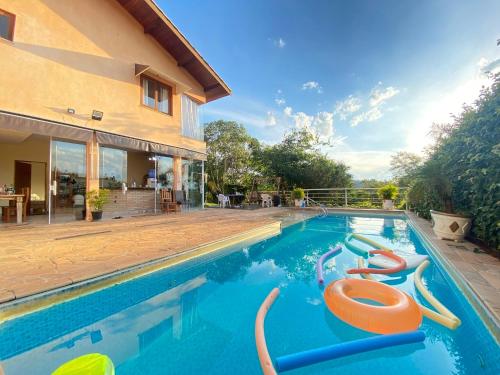 Casa encantadora com piscina aquecida em condomínio