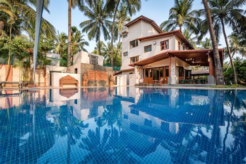 Saffronstays Casa Del Palms, Alibaug - luxury pool villa with chic interiors, alfresco dining and island bar