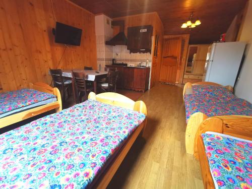 1 double bed, 5 twin beds