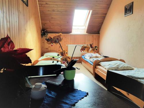 4 twin beds