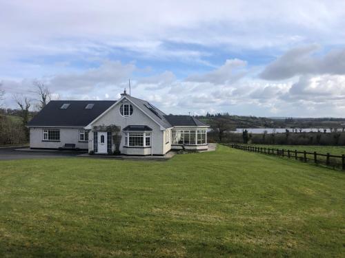 . Lough Aduff Lodge 5 minutes from Carrick on Shannon