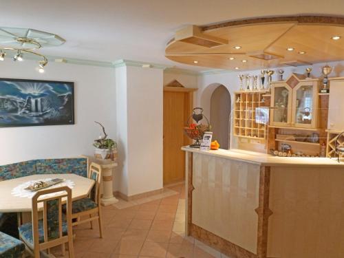 Apartment Alpenhof-1 by Interhome in บัค