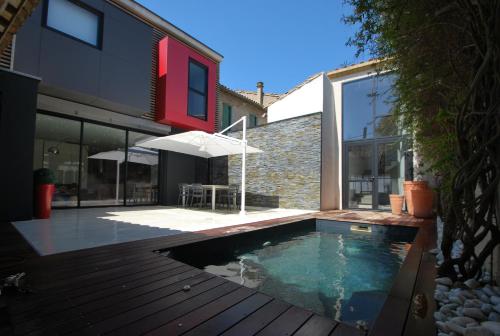 Maison luxe face aux remparts Aigues mortes gîte à louer Aigues-Mortes