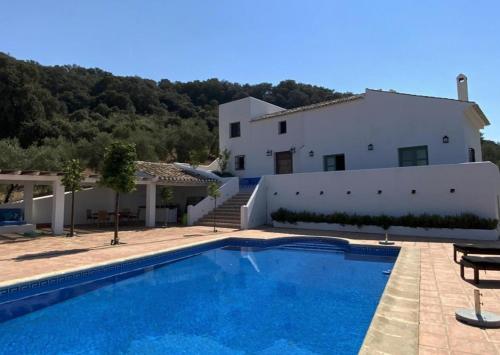  6-Bed 5-Bath Villa with large private pool in Iznájar