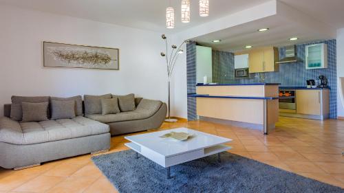 Kjøkken, BDR W/ AC & Pool -2min from beach- by LovelyStay in Silves