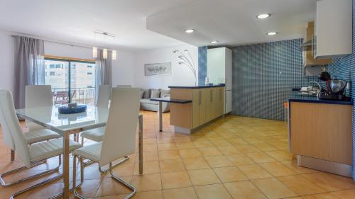 Kjøkken, BDR W/ AC & Pool -2min from beach- by LovelyStay in Silves