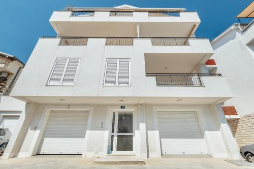 Apartment Penthouse Savina - image 2