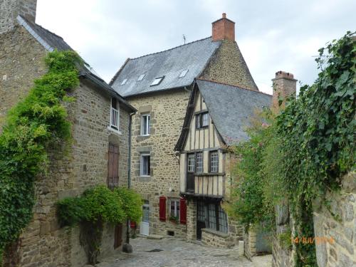 . Le Logis de la Cour de Bretagne au Port de Dinan Lanvallay