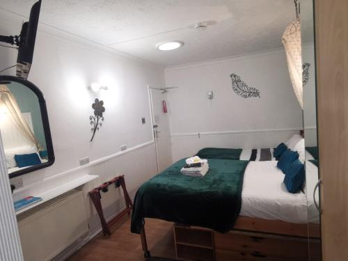 1 double bed, 1 twin bed