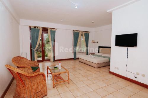 Villa Green Valley Puncak RedPartner - Tap to explore photos