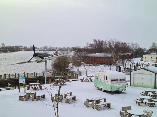 Widgeon Bespoke Cabin is lakeside with Private fishing peg, hot tub situated at Tattershall Lakes Country Park