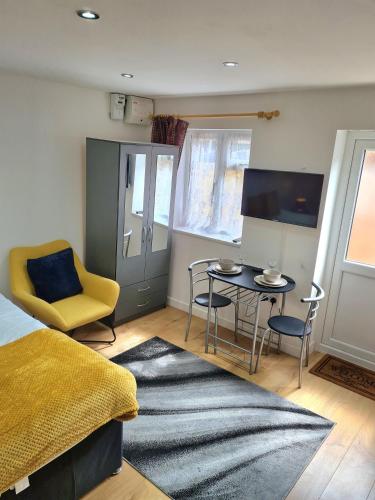 Lovely central studio/2bed - 5min to train station