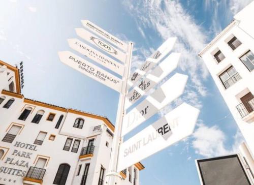 Sea Views+Walk to Everything in Luxurious P. Banus - image 4