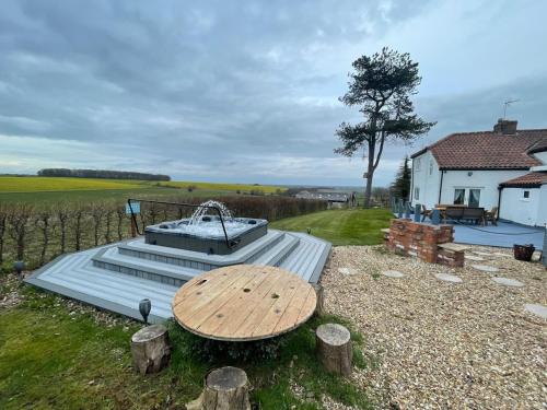 Farm house with hot tub, log burners with countryside views situated on the top of the Lincolnshire Wolds gîte à louer Swinhope