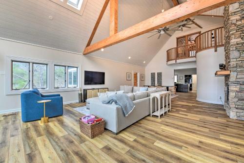 Grand Glenville Retreat Lake Views and Deck in Glenville, USA