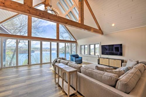 Grand Glenville Retreat Lake Views and Deck in Glenville, USA