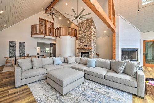 Grand Glenville Retreat Lake Views and Deck in Glenville, USA