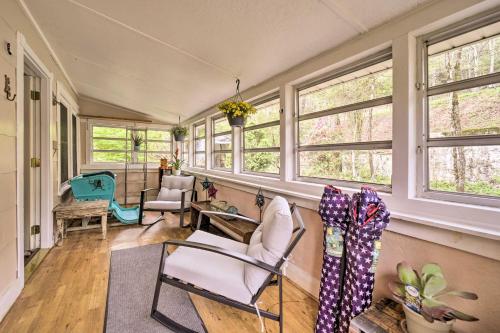 Cozy Wooded Retreat 2 Mi to Dtwn Brevard! in Brevard, USA