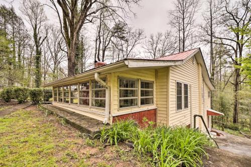 Cozy Wooded Retreat 2 Mi to Dtwn Brevard! in Brevard, USA