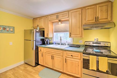 Cozy Wooded Retreat 2 Mi to Dtwn Brevard! in Brevard, USA