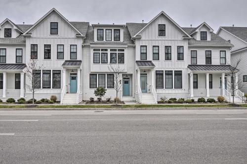 Chic and Central Townhome - 3 Blocks to Beach! in Virginia Beach, USA